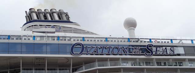 Cruiseschip ms Ovation of the Seas van Royal Caribbean International aan de Cruise Terminal Rotterdam